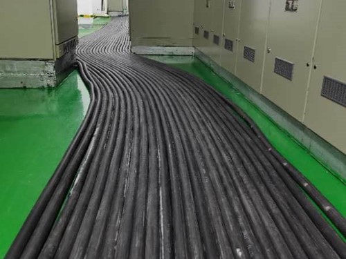 安达如何根据理论计算公式计算温度对特定电压测量结果的影响？