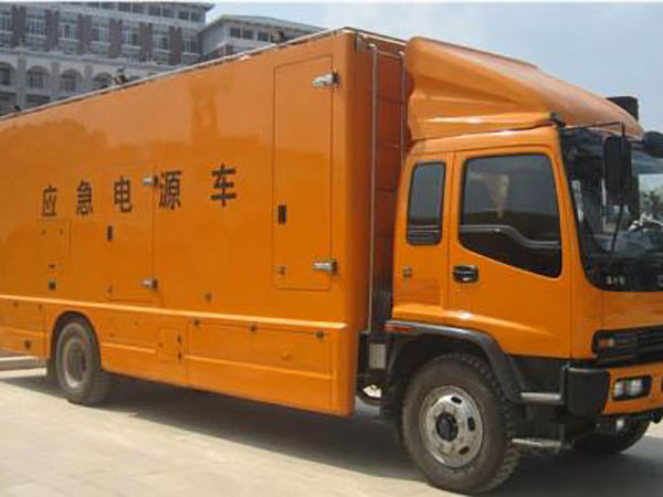 安达冬季柴油发电机启动前，如何检查燃油系统中的积水？